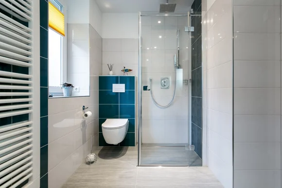 Modernes Badezimmer mit Dusche und WC